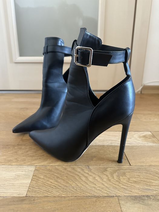 Дамски боти на висок ток