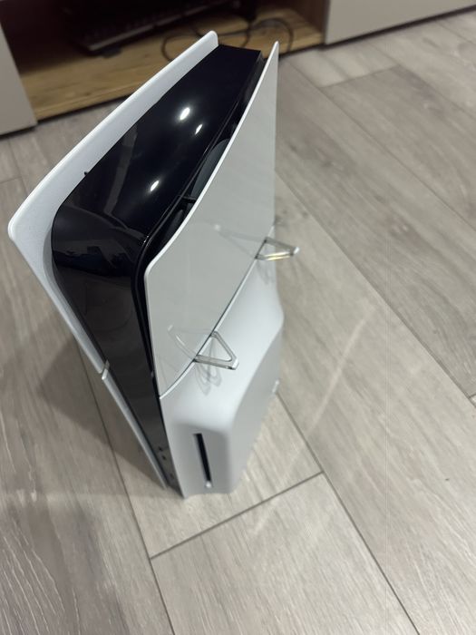 Vand PS5 ca nou + FIFA 25 disk ori schimb cu pc gaming