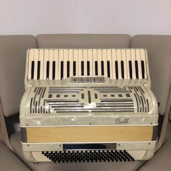 Acordeon Italian Bell 120 bași- alb perlat