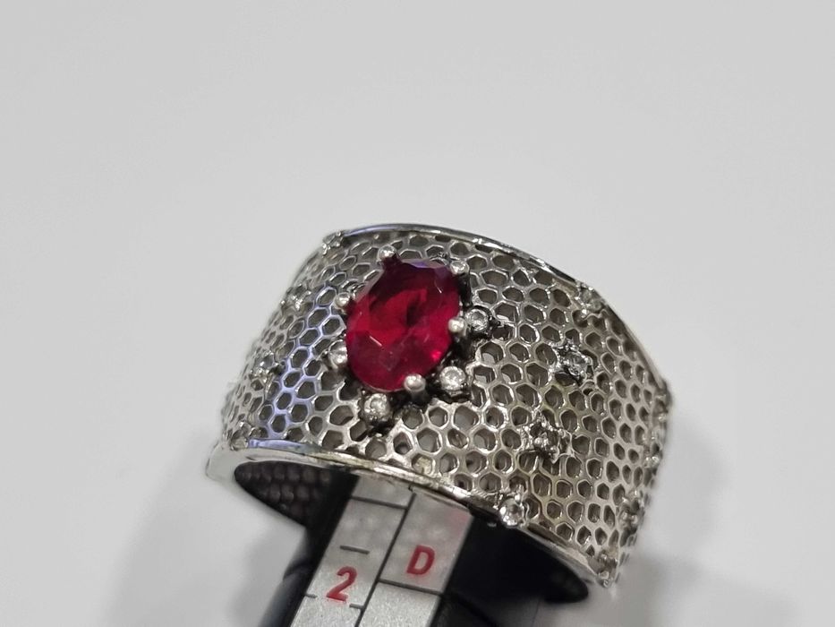 Сребърен пръстен с рубин