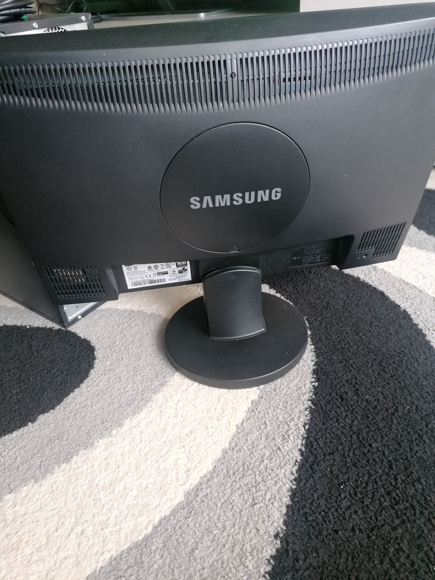 Монитор 22" Samsung SyngMaster 2243 nw