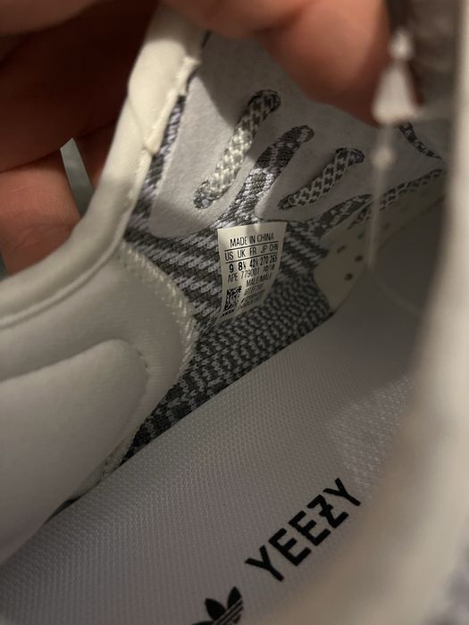 Yeezy 350 V2 Boost, 42 2/3, noi cu eticheta
