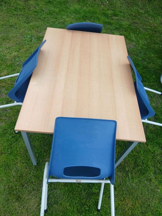 Vând 4 mese și 20 scaune