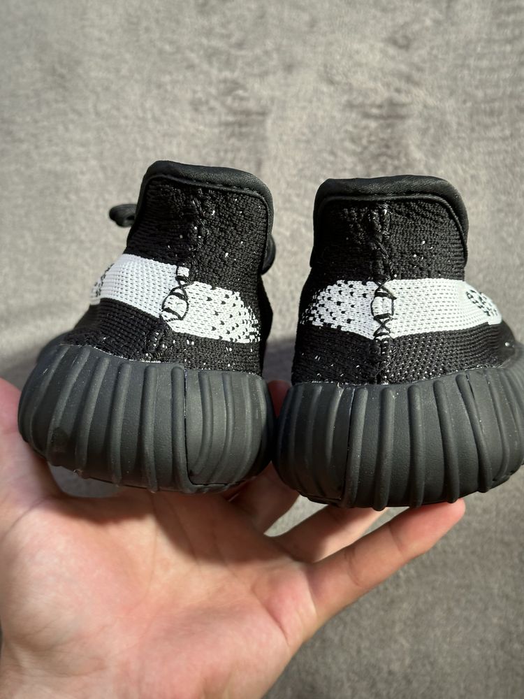 Adidas Yeezy 350 Oreo (CALITATE PREMIUM)