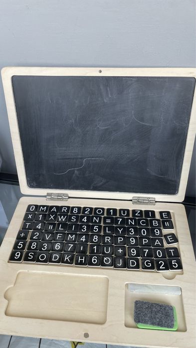Laptop din lemn cu tabla magnetica , litere, motricitate