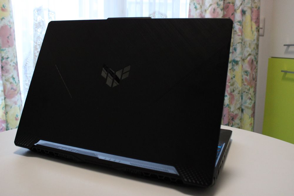 Vând Laptop Gaming ASUS TUF F15 FX506HC cu procesor Intel® Core™ i5