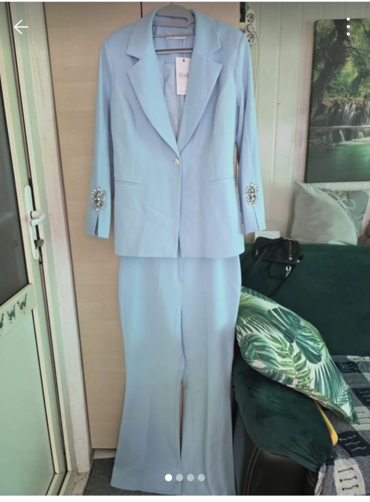 Costum culoare blue, pietre la maneci nou