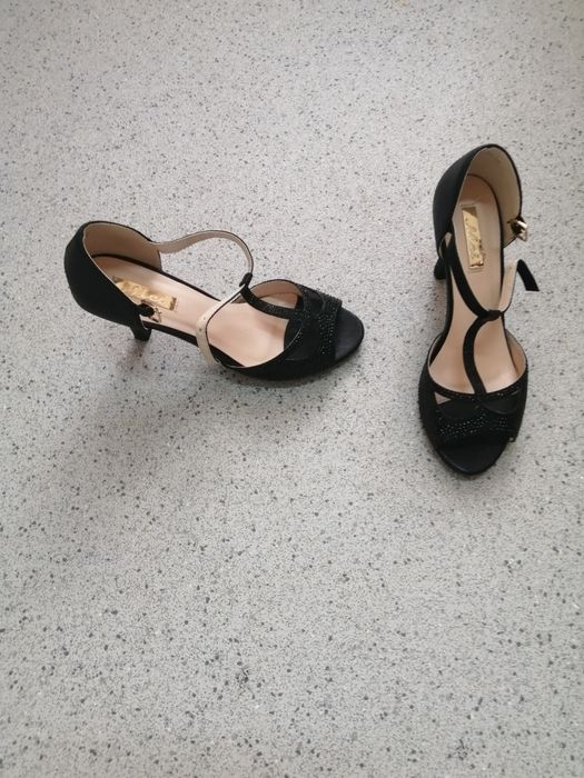 Vând sandale cu toc.