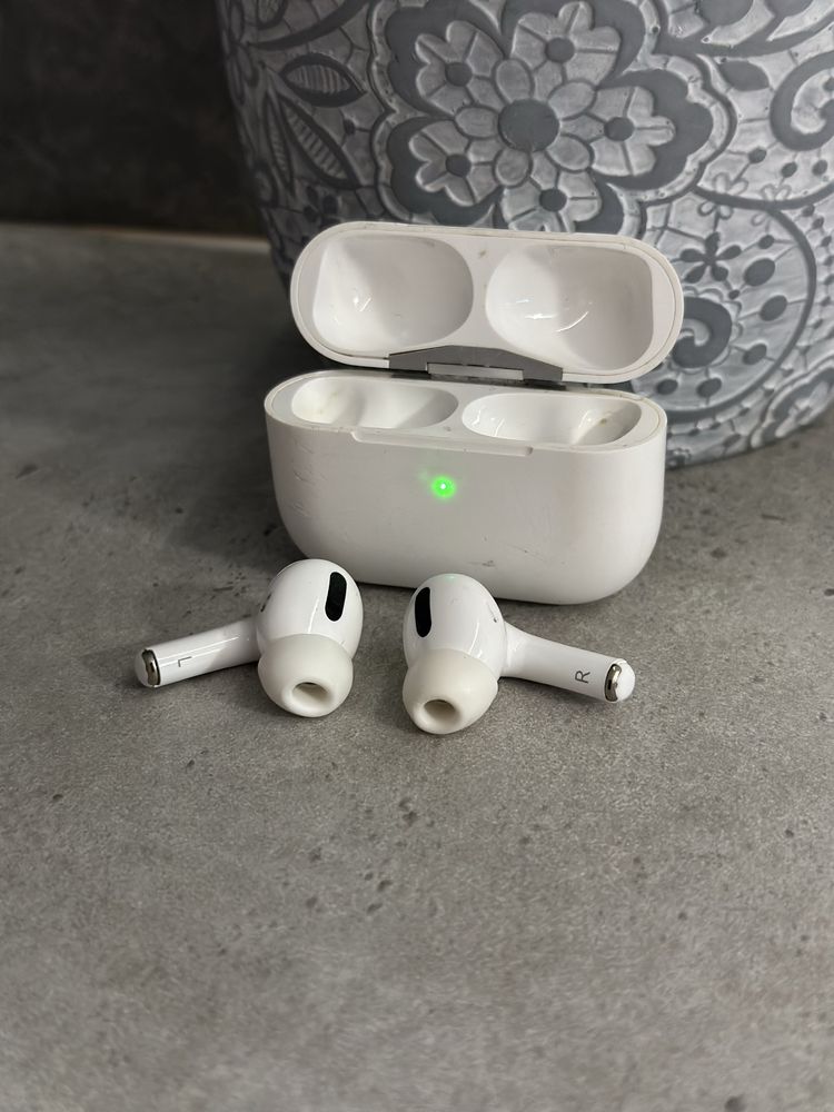 Air pods pro- 3 iphone