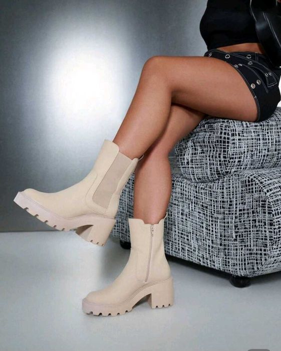 Дамски боти бежови