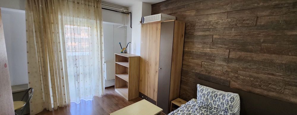 Apartament decomandat Piața centrala  etaj 1/7 la 1400 lei.