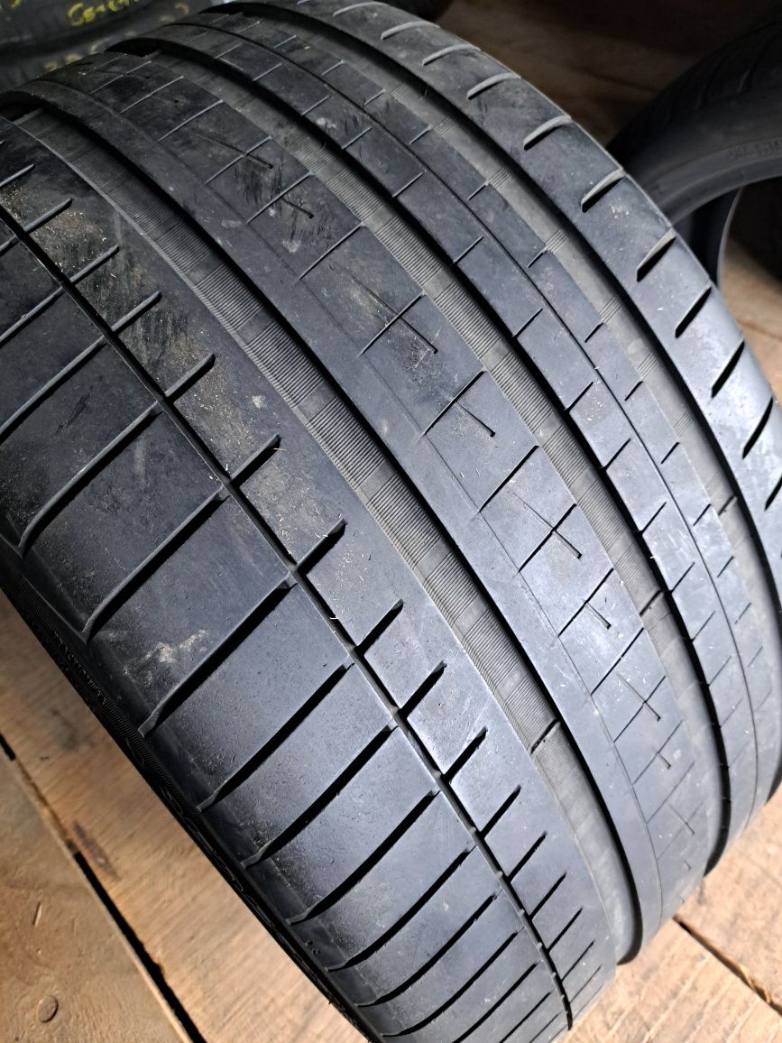 O anvelopa 335/25 R22 Vredestein