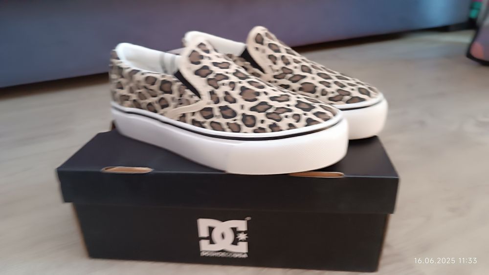 Нови с кутия DC shoes slip on