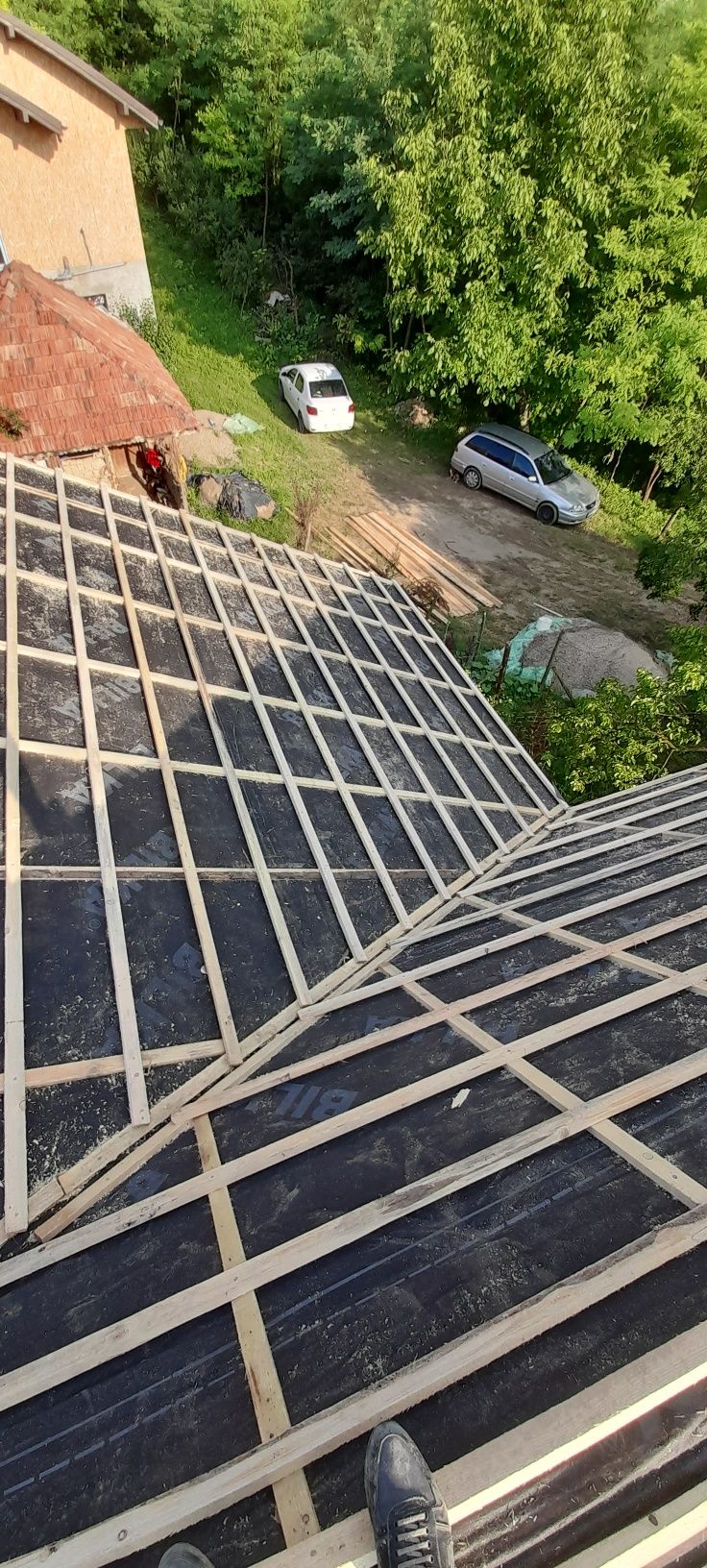 Meseriași acoperisuri complete reparații urgente.