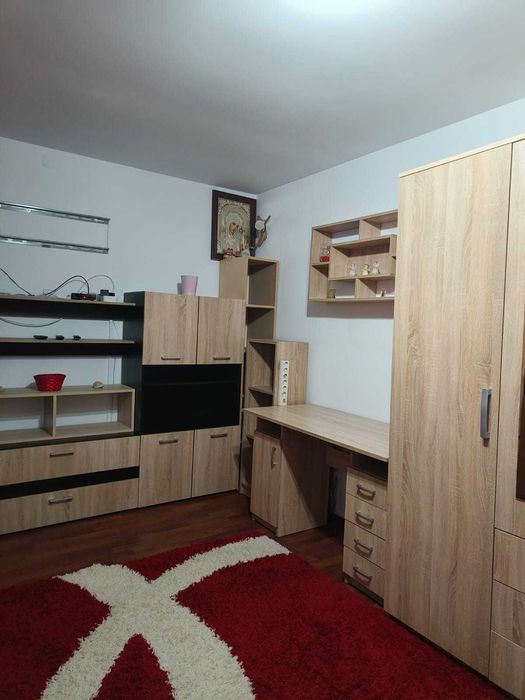 Închiriez apartament cu 2 camere decomandat