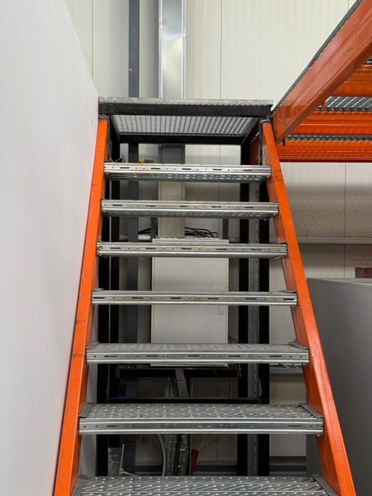 Rafturi metalice platforma