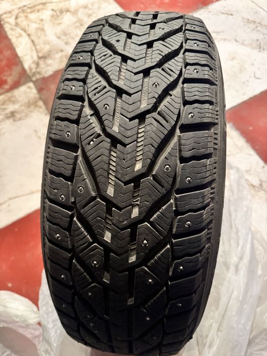 Шины зимние шипованные 215 55 R17