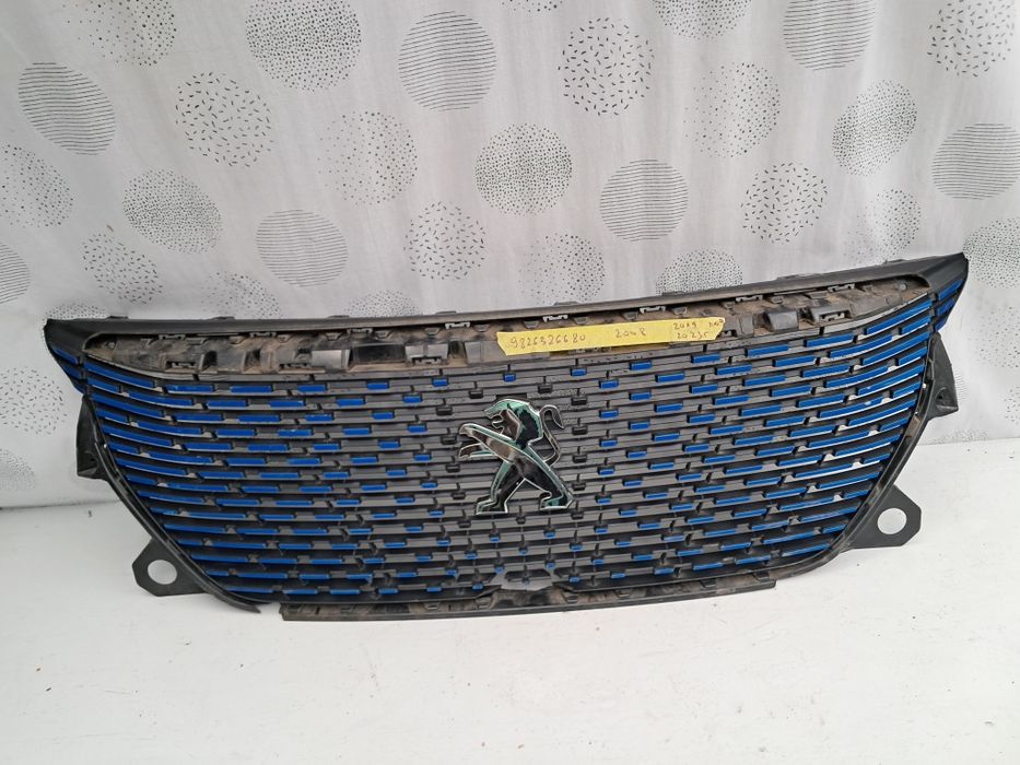 Грил решетка Peugeot 2008