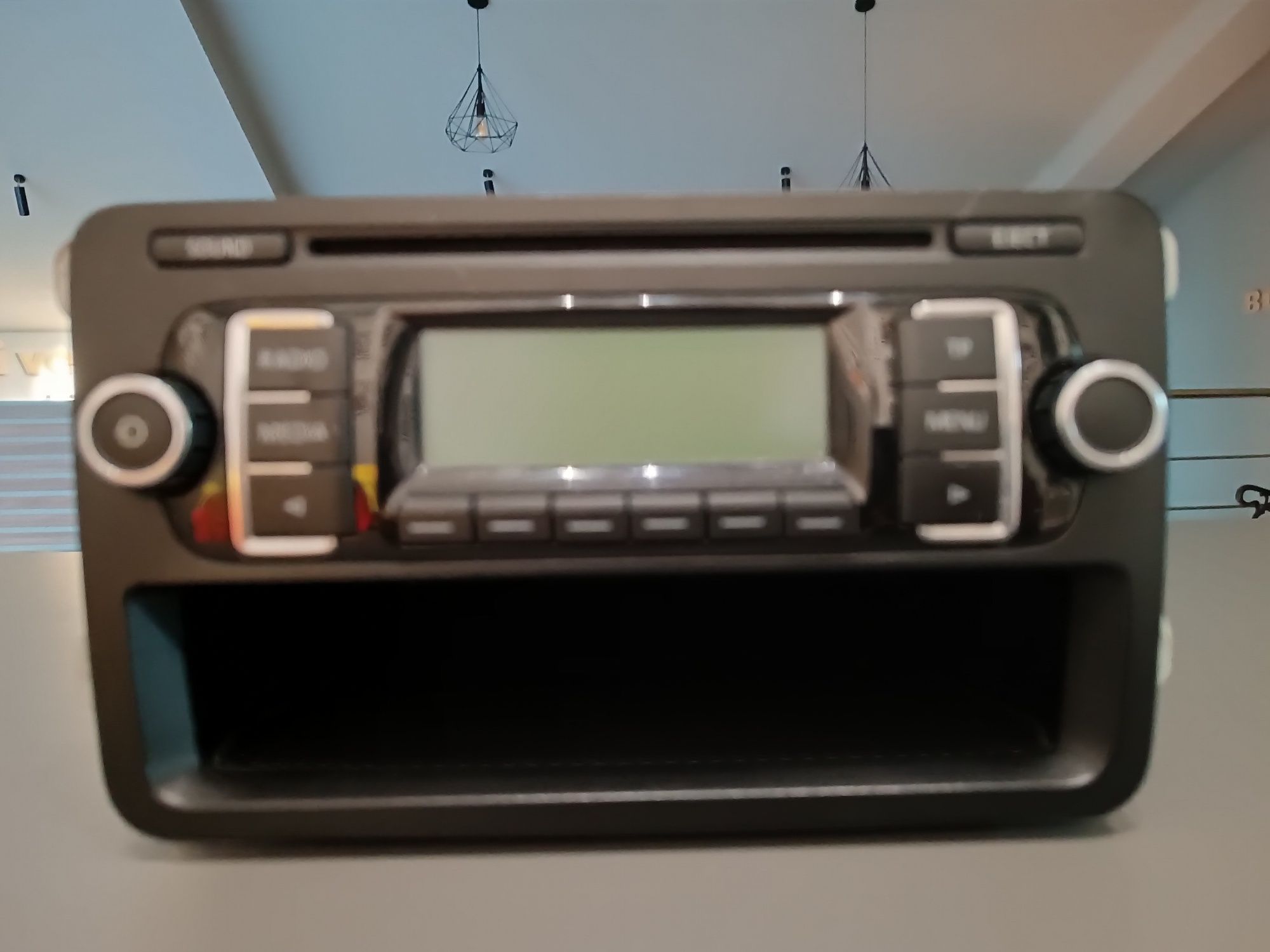 Radio CD Volkswagen original RCD 210, are cod de acces