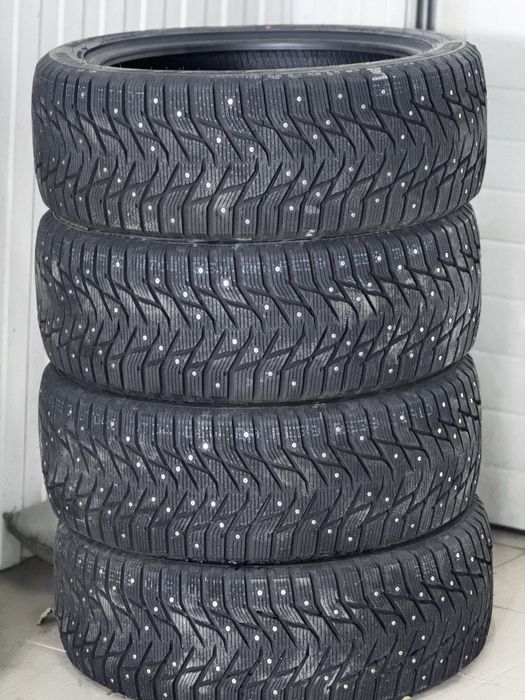 Продам зимние шины 235/45 R18
