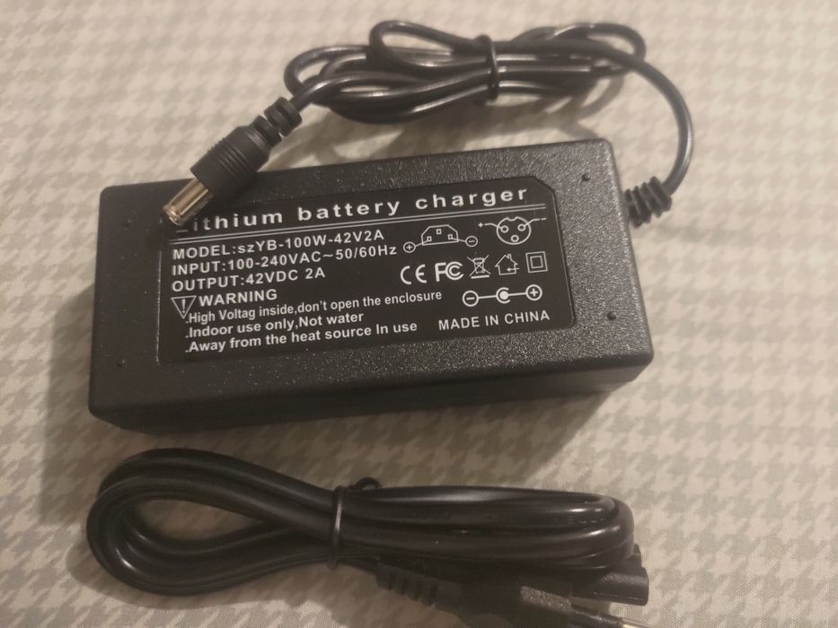 Încărcător trotineta electrica