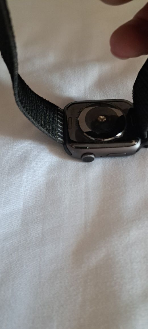 Продам Apple Watch 4 в хорошем состоянии