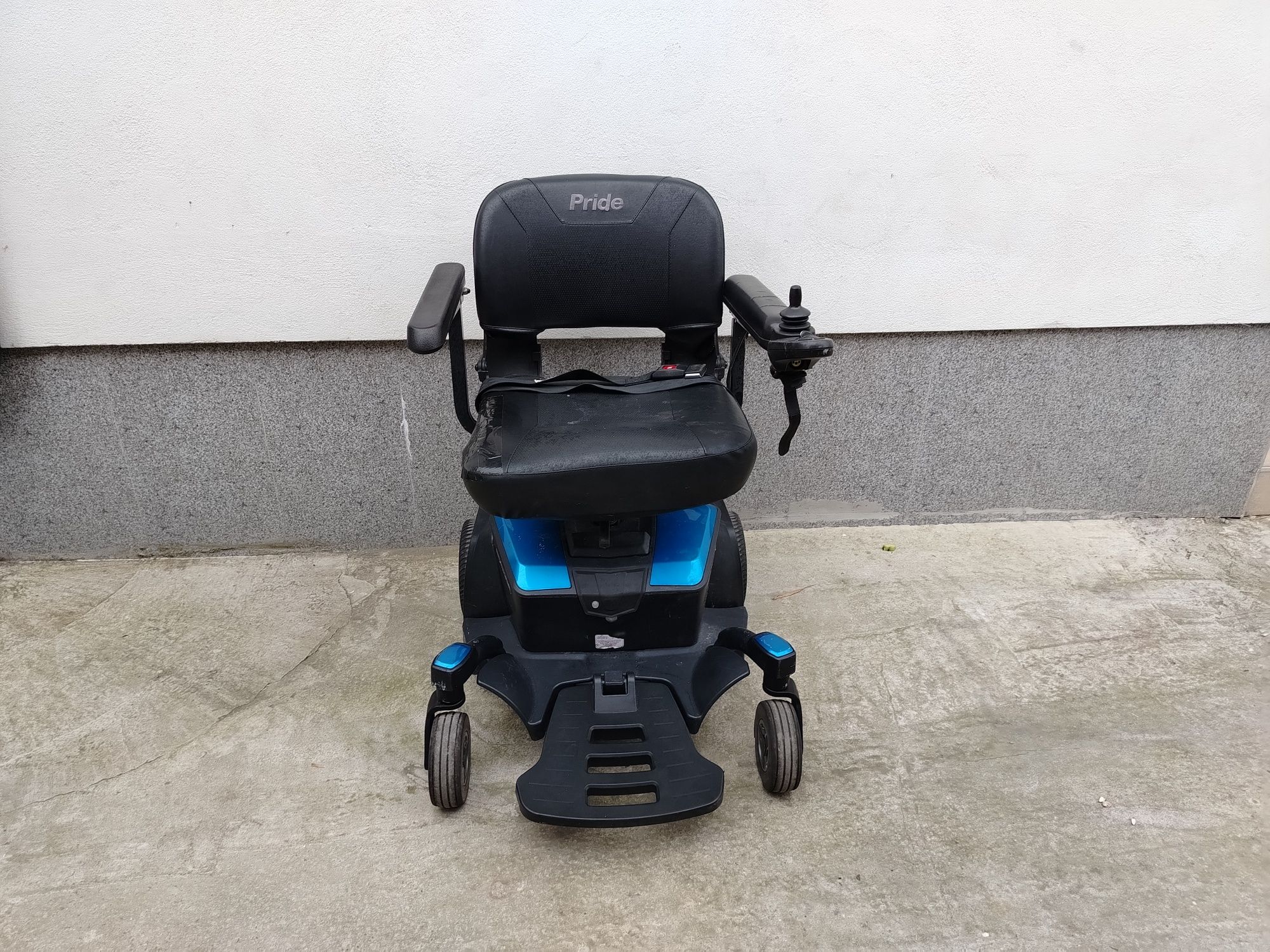 Cărucior scaun electric pentru persoane cu dizabilități