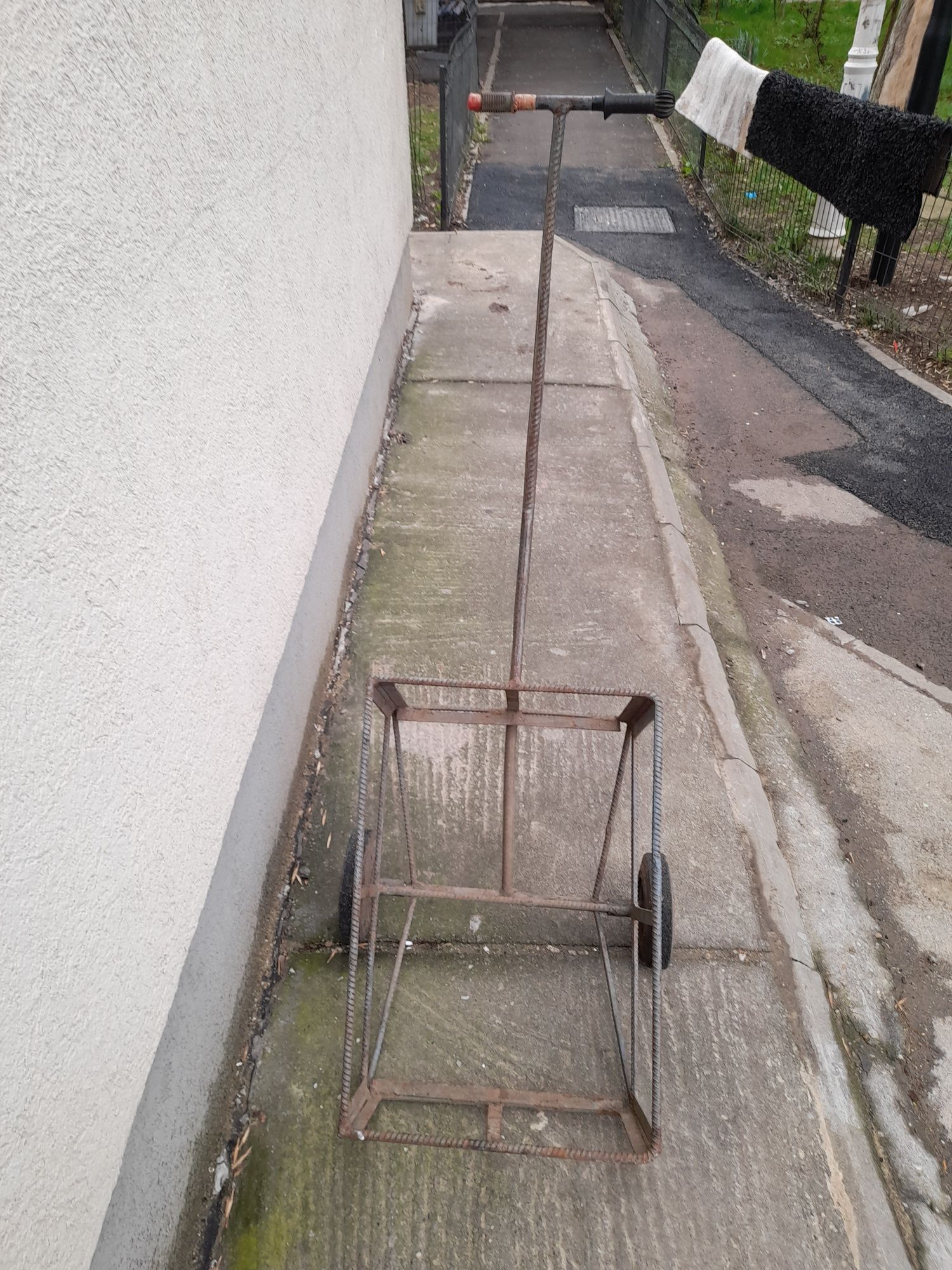 Vînd căruț butelii.