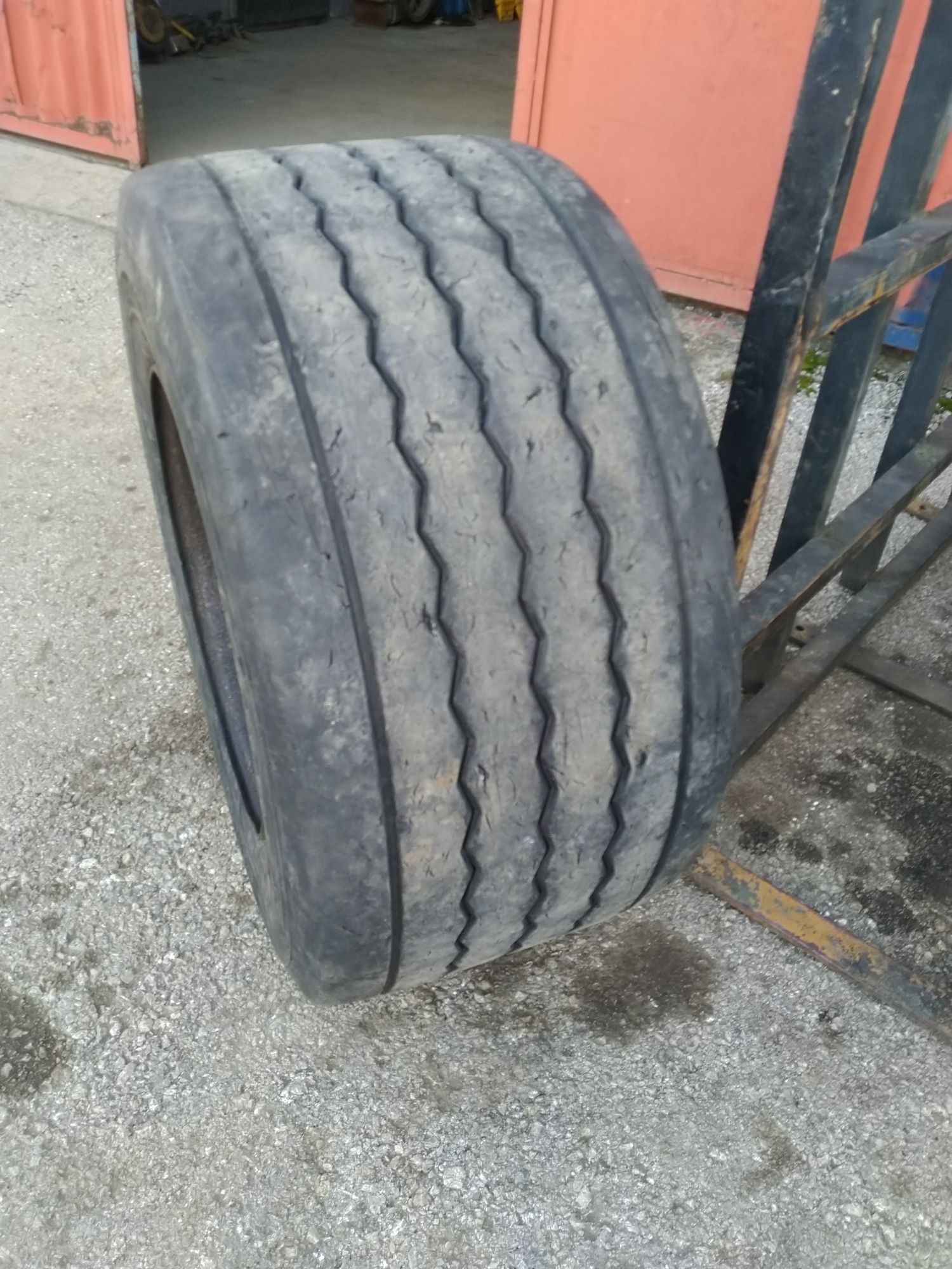 Гума 445/45 R 19.5 100 лв.