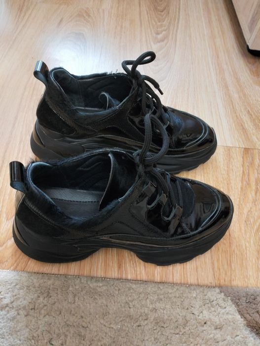 Маратонки , естествена кожа и естествен лак.