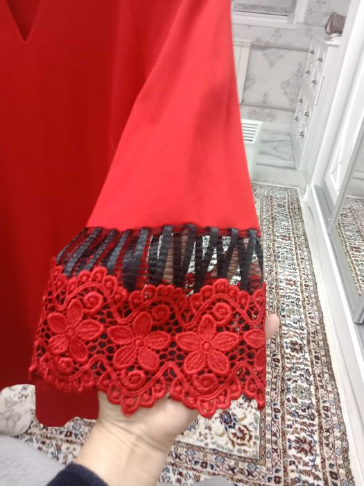 Женское платье. Однотонное красное