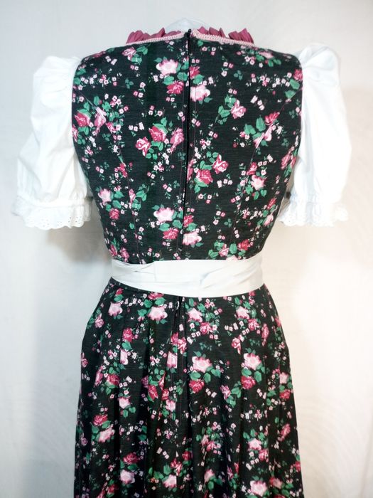 Dirndl Nr.40 - 42 Sarfan Rochie bavaeza, tiroleza 
Rochie tradițională