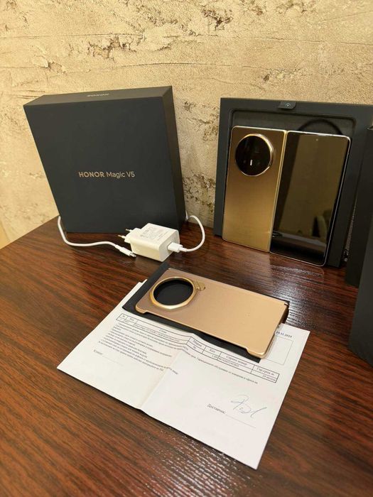 Продавам изгодно Honor Magic V5 - чисто нов сгъваем телефон