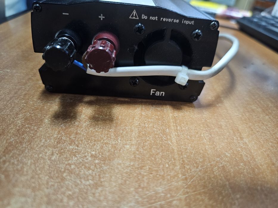 Invertor de tensiune Well cu usb, 12v -> 220v, 600w