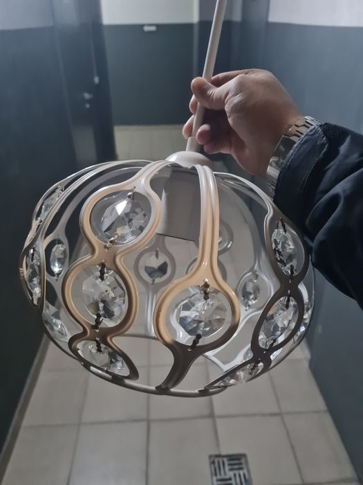 Продам люстру новую