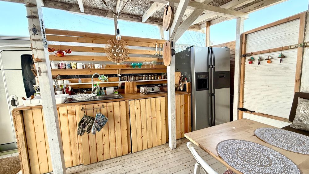 Продавам каравана Hobby 650 с навес на къмпинг Делфин