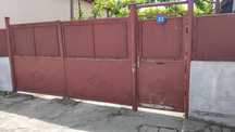 Poartã metalicã fãrã stâlpi.