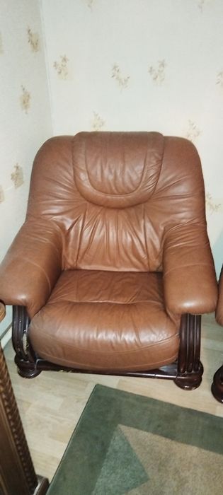 Продам кожаный диван, два кресла,состояние б/у.///////кресло два, дива