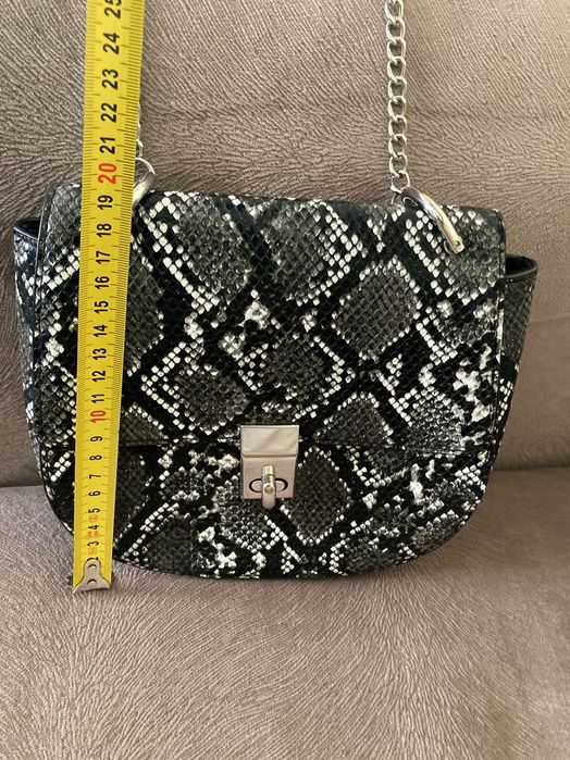 Дамска чанта с дълга дръжка