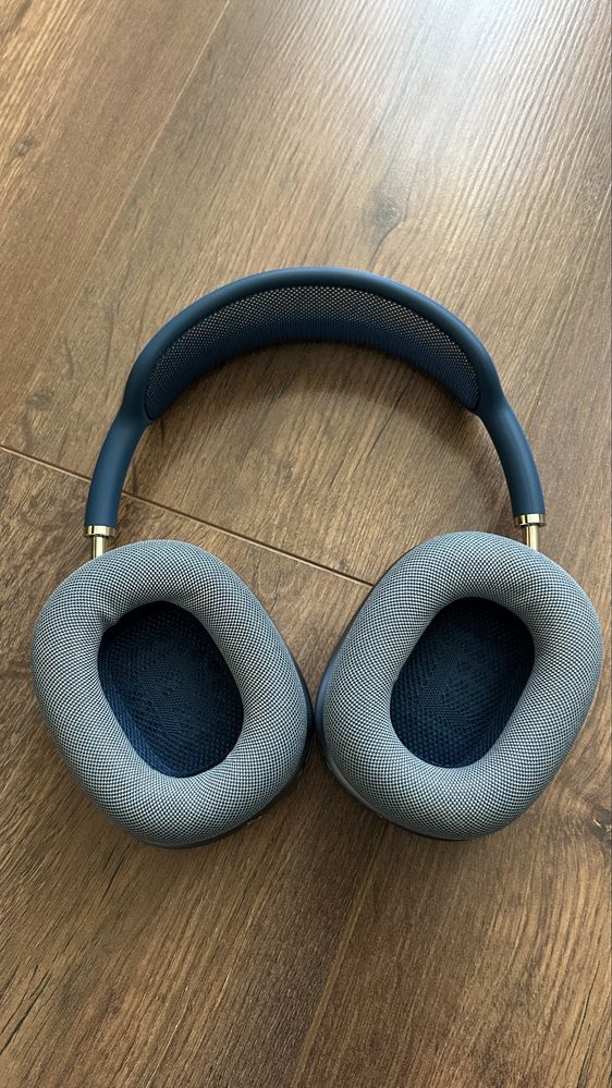 Airpods max чисто нови в синьо