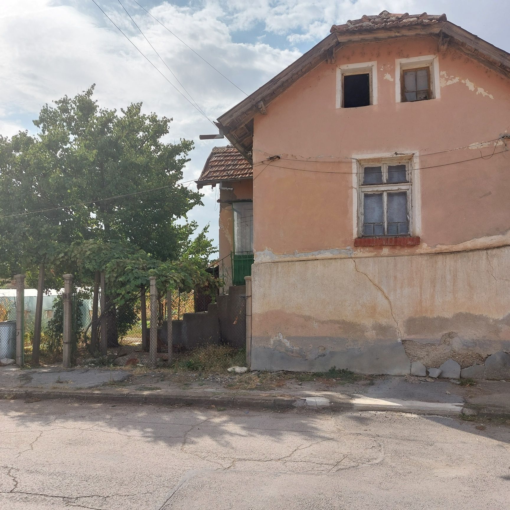 Продавам къща с двор в гр. Бяла Слатина