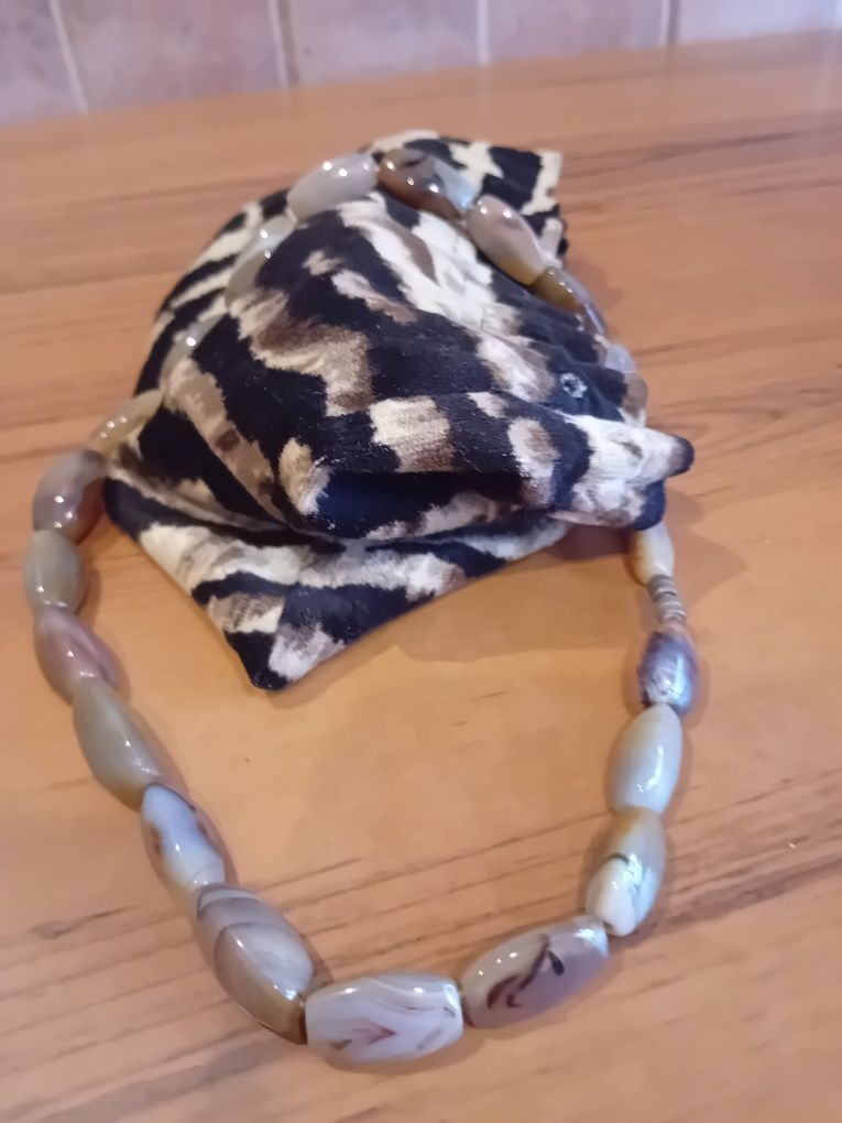 Vând Agate margele, bijuterii și ochelari Christian Dior