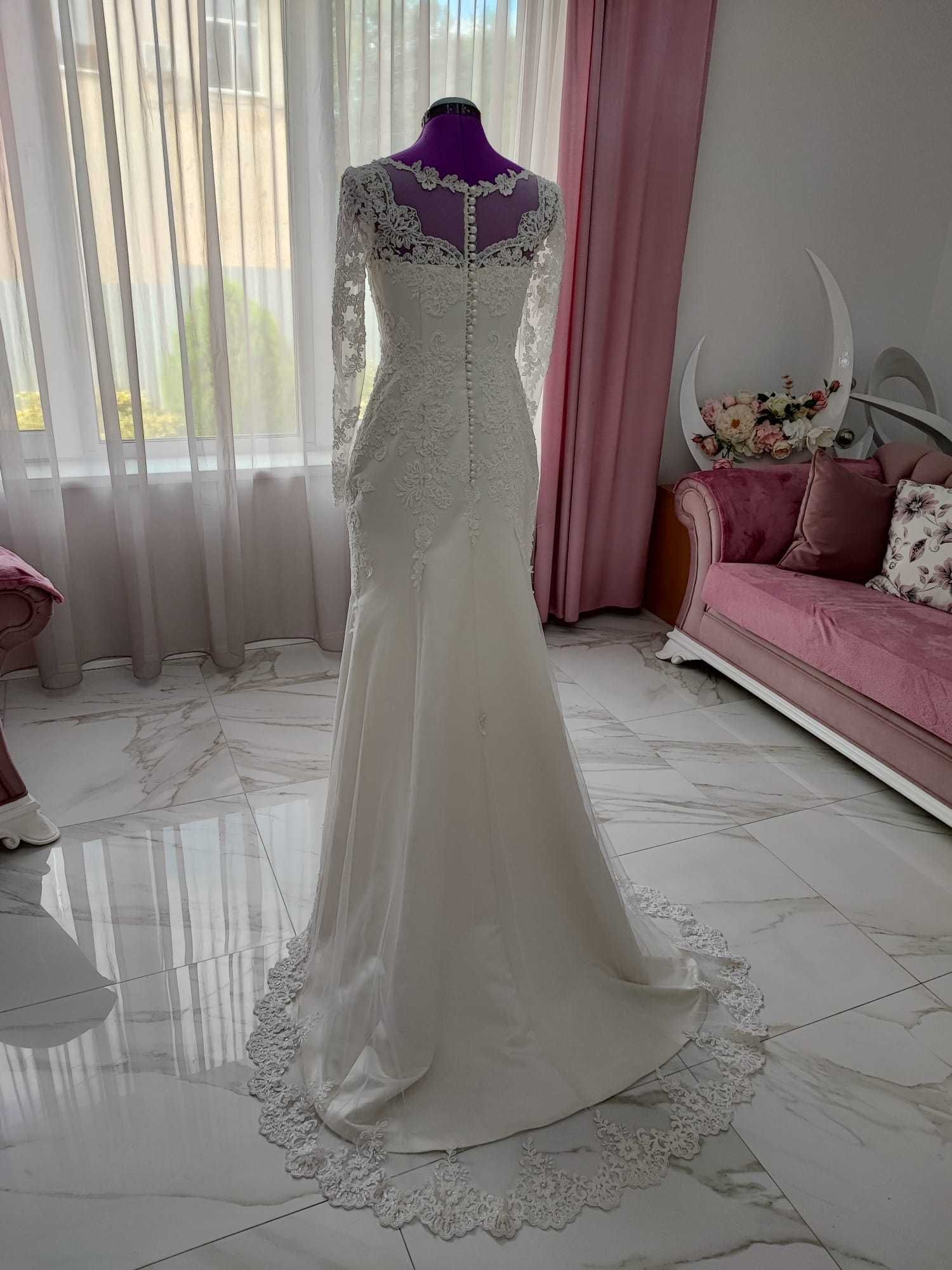 Rochie de mireasa sirenă cu trena si voal spaniol