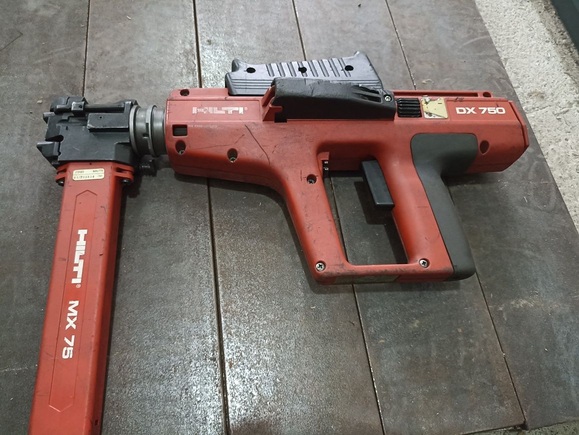 Pistoale implantat bolturi otel Hilti. PTR 76 si DX 750.