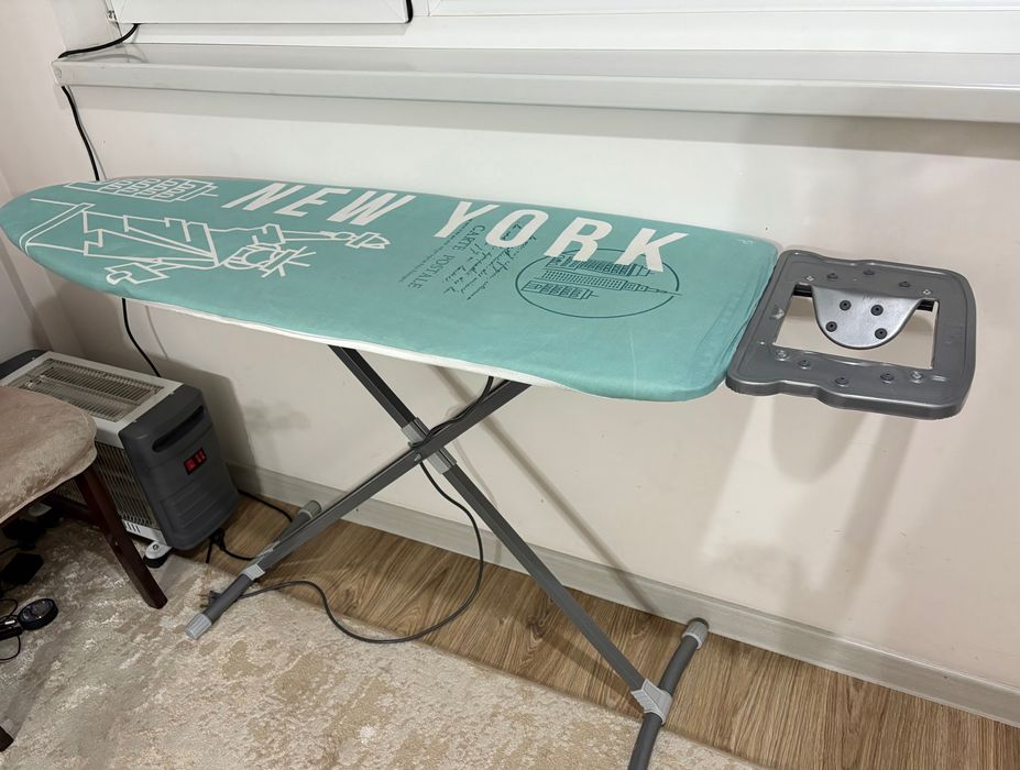 Гладильная доска Nika, подставкой и розеткой для утюга, регулируемая.