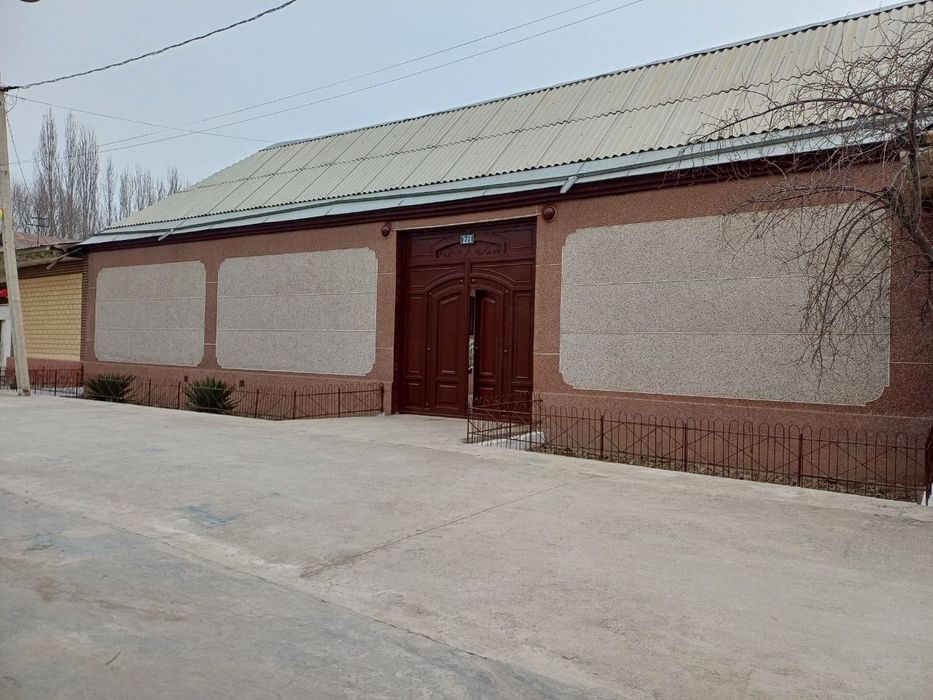 Andijon viloyatining Asaka tumanida yaxshi ahvollari zoʻr uy sotiladi.