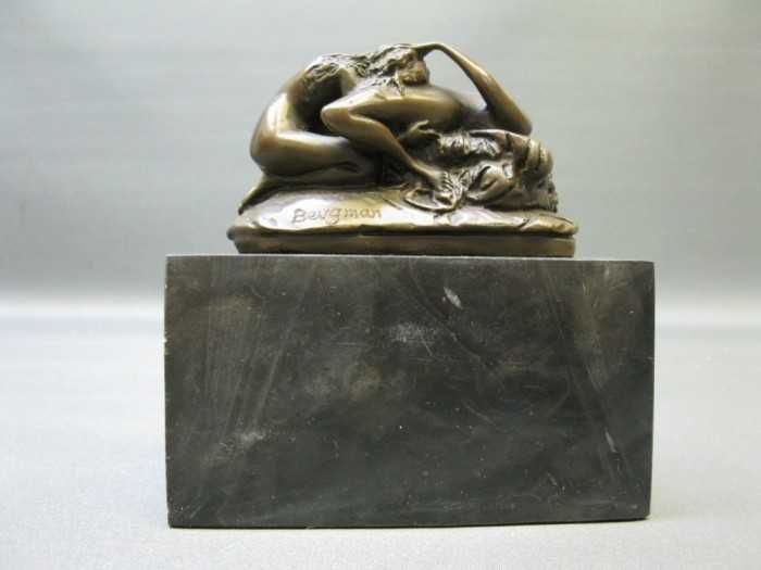 statueta nud pe soclu de marmura