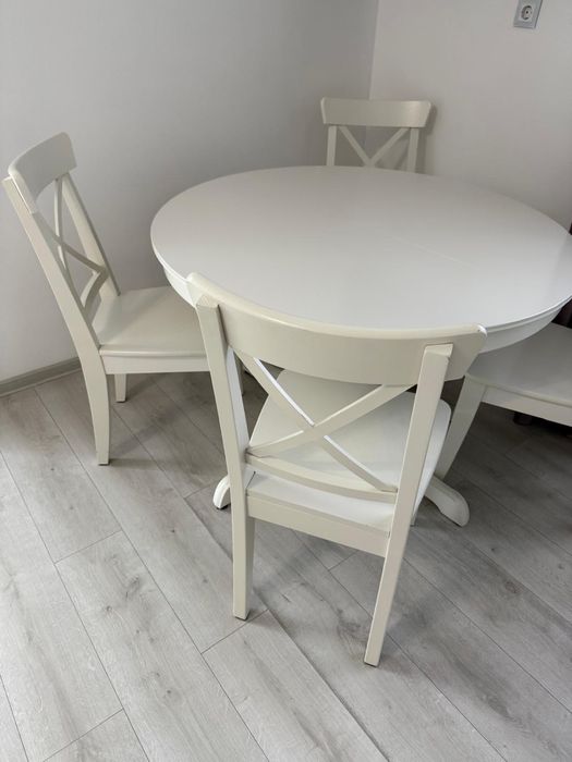 Masa  rotunda extensibila cu 4 scaune