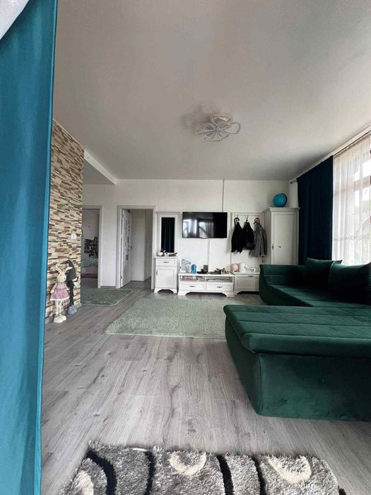 Casă de vânzare cu parcare pavată