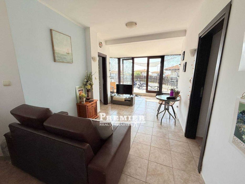 Къща в затворен, охраняем комплекс в Кошарица